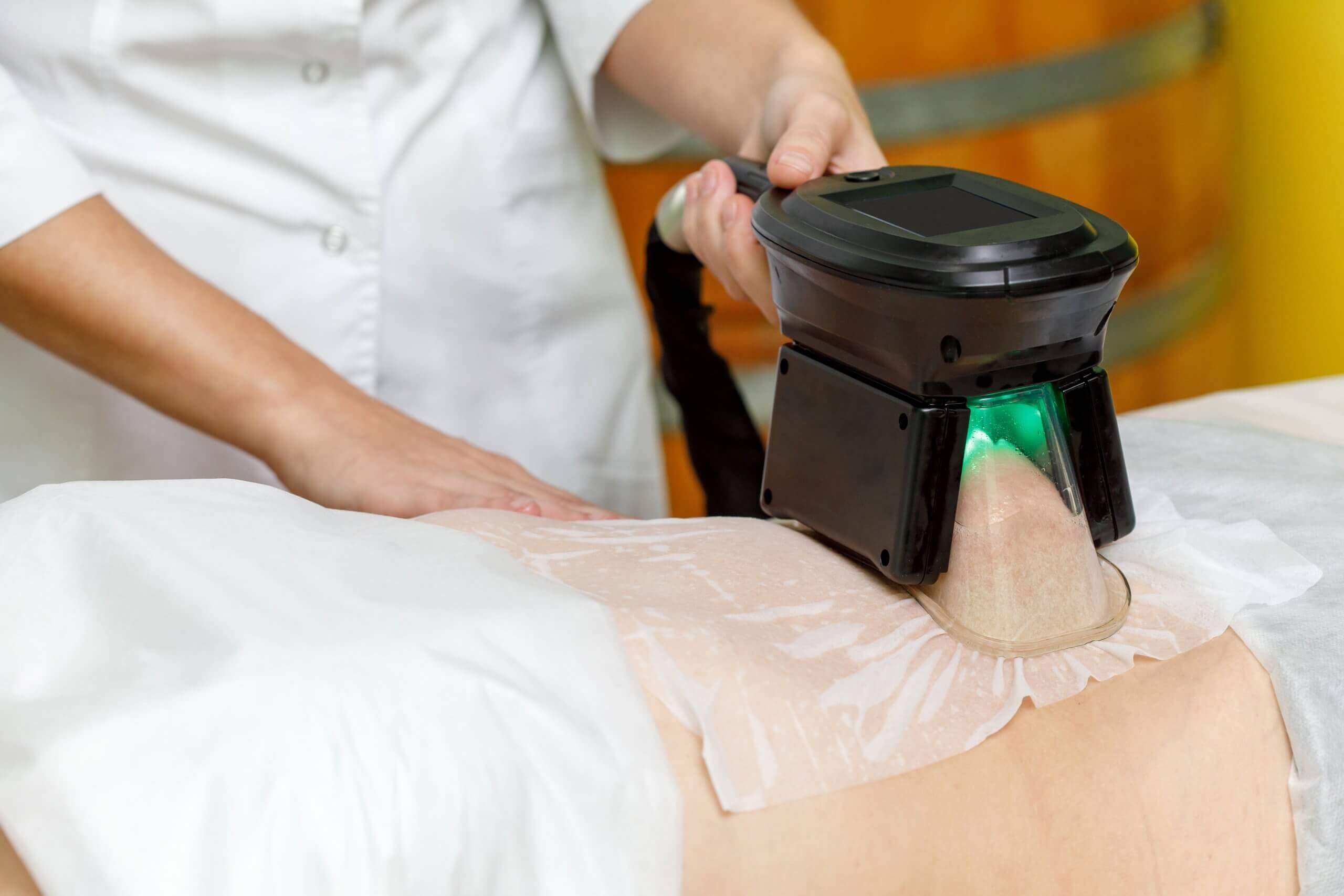 cosmetic injector learns coolsculpting as medical aesthetic training treatment