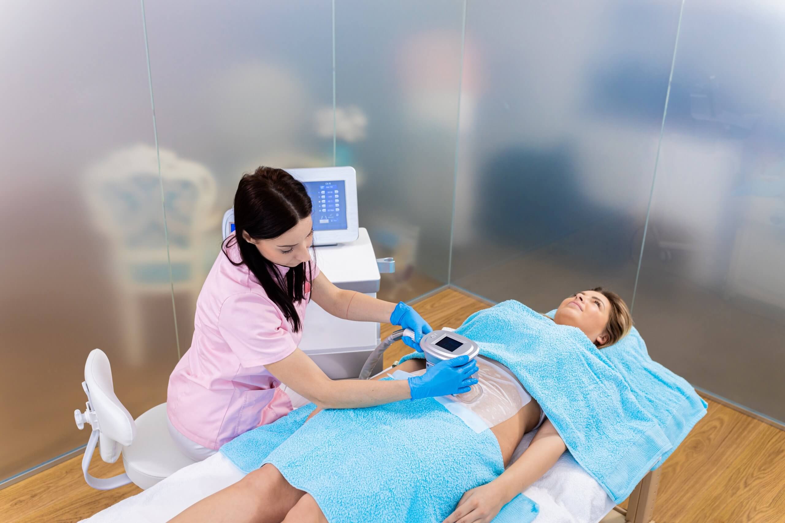 woman performing coolsculpting body contouring on a woman's abdomen
